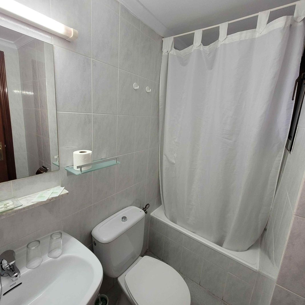 Hostal Pan América baño de habitción