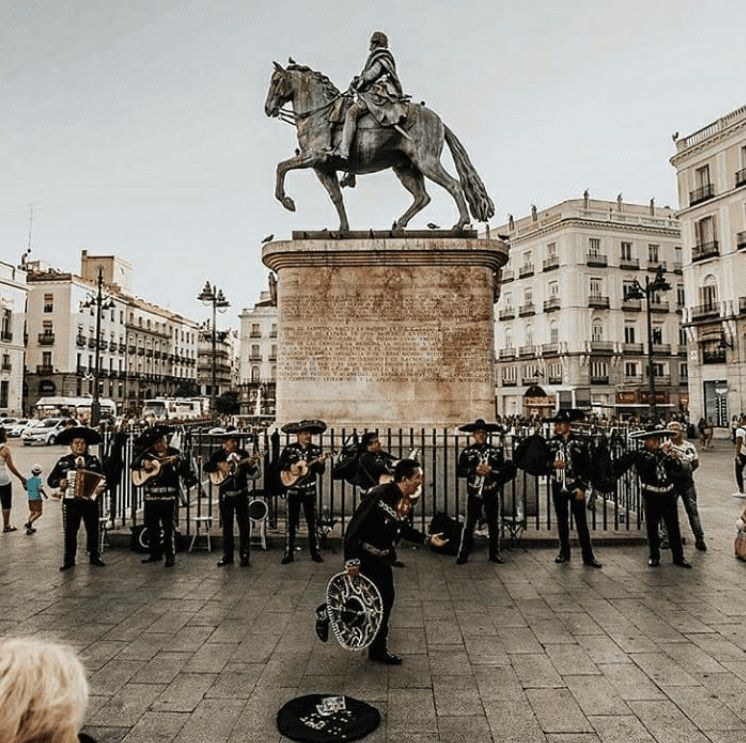 Hostal Pan América estatua de caballo